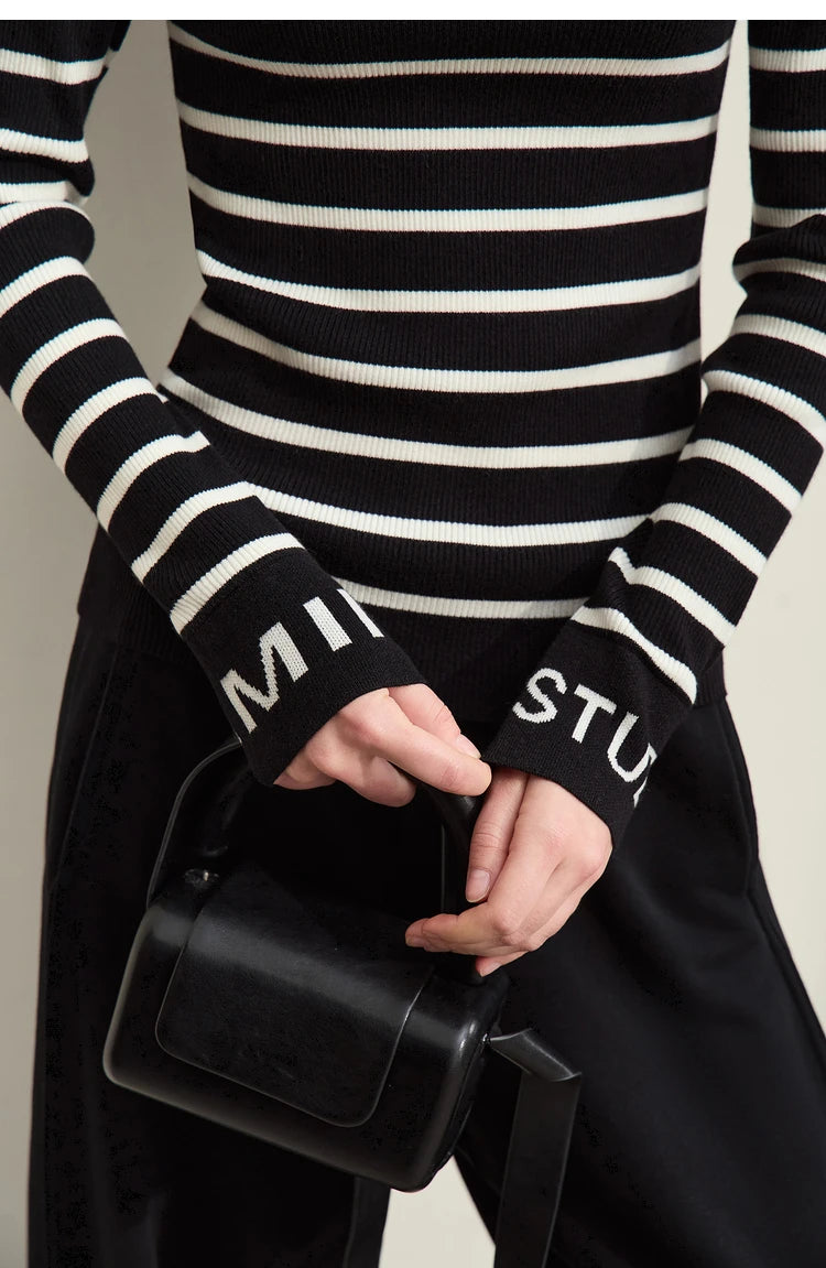 Gestreifter Strickpullover mit Schriftprint an Ärmelbündchen, schwarz-weiß