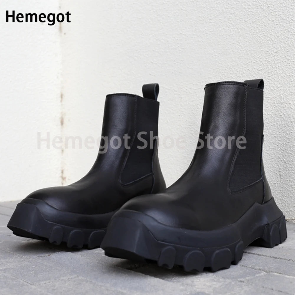 Paar schwarze Chelsea-Stiefeletten mit elastischem Einsatz, dicker Profilsohle und Zugschlaufe