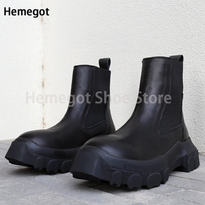 Paar schwarze Chelsea-Stiefeletten mit elastischem Einsatz, dicker Profilsohle und Zugschlaufe