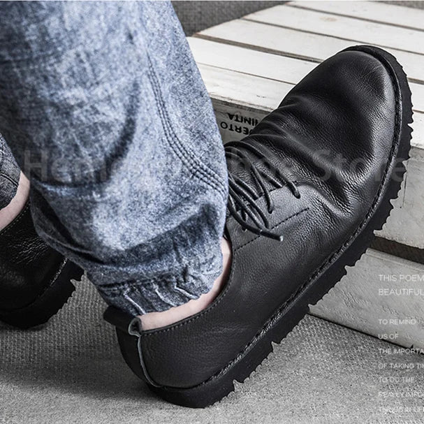 Schwarze Herren-Lederschuhe mit Schnürung und Profilsohle, Detailansicht