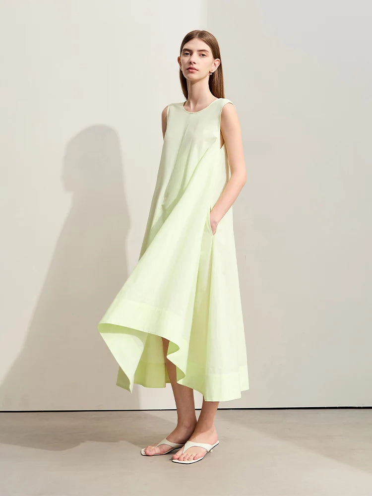 Zeitloses Langes Damenkleid Mit Asymmetrischem Saum