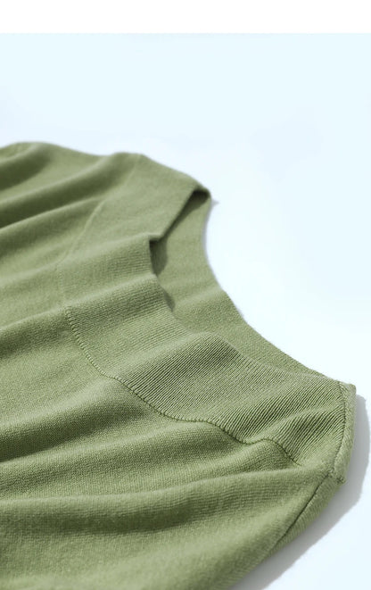 Olivgrüner Strickpullover: Schulterpartie mit weitem Ausschnitt und feiner Nahtstruktur
