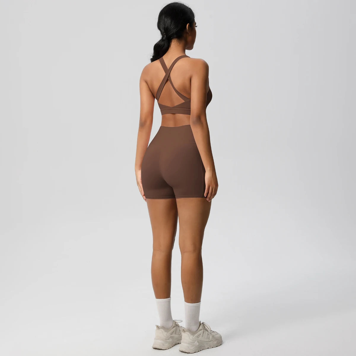 Damen-Yogaset in Braun: Rückansicht mit gekreuztem Träger-Design und Shorts