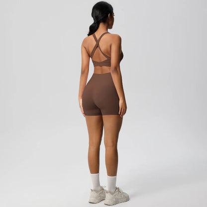 Damen-Yogaset in Braun: Rückansicht mit gekreuztem Träger-Design und Shorts