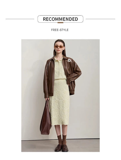 Damen-Look mit brauner Jacke und cremefarbenem Midikleid