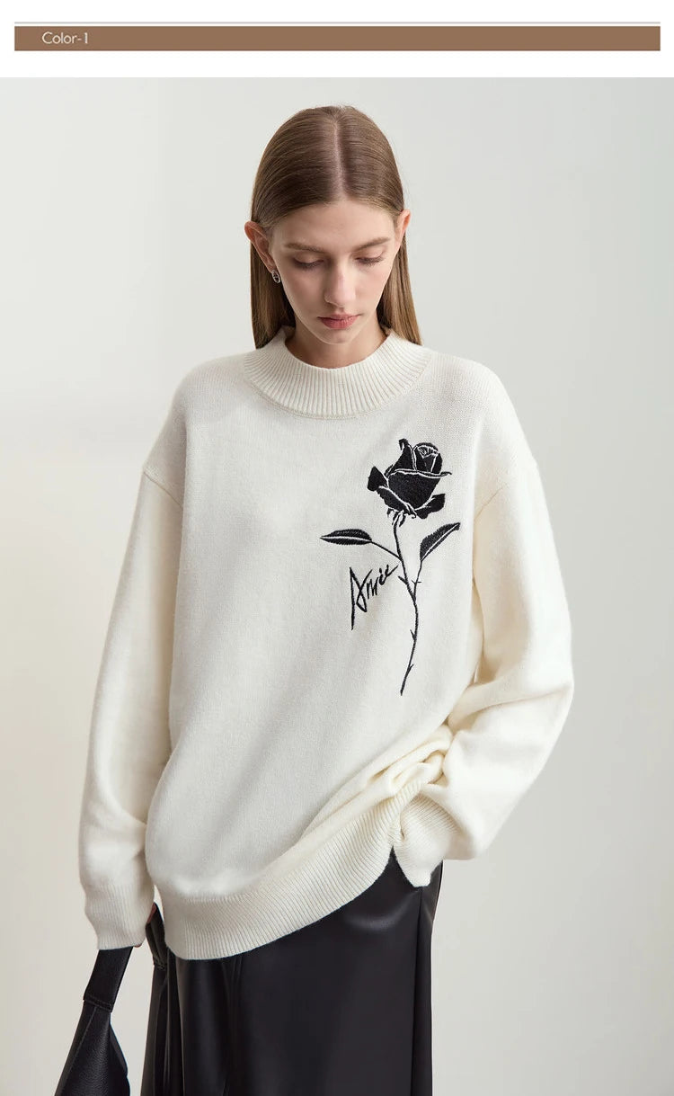 Pullover in Hellbeige mit schwarzer Rosenstickerei, gerippter Kragen und Ärmelbündchen