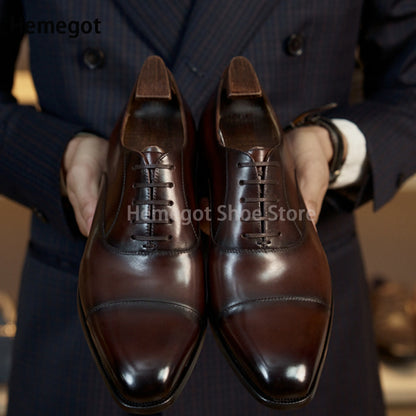 Braune Lederschnürschuhe mit Kappenspitze und feinen Brogue-Aussparungen