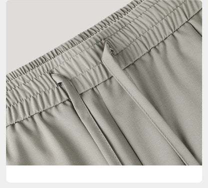 Eleganter Herrenanzug mit grauem Nadelstreifen, doppelreihigem Sakko, Weste und Hose – ideal für Hochzeit, Büro und festliche Anlässe.