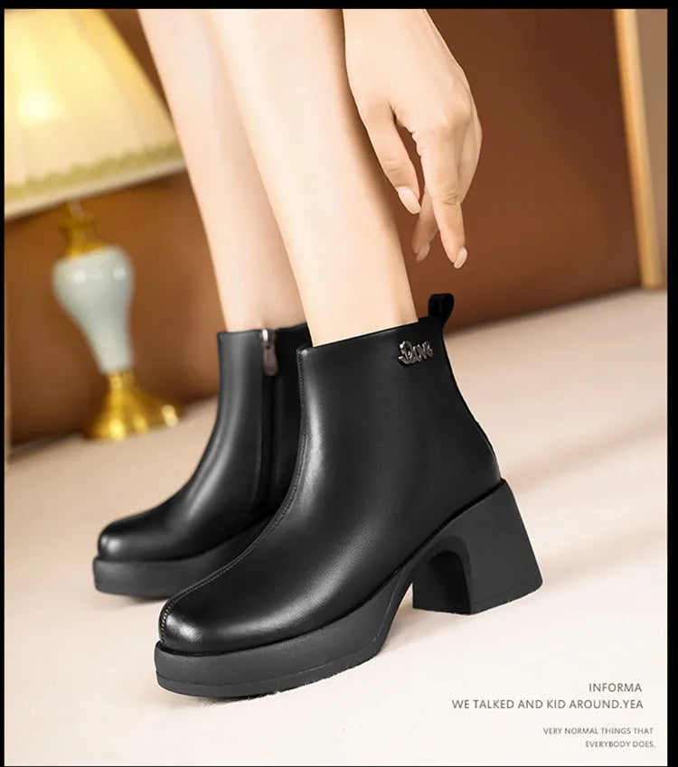 Schwarze Damen-Stiefelette mit Blockabsatz, glatter Oberfläche und Profilsohle