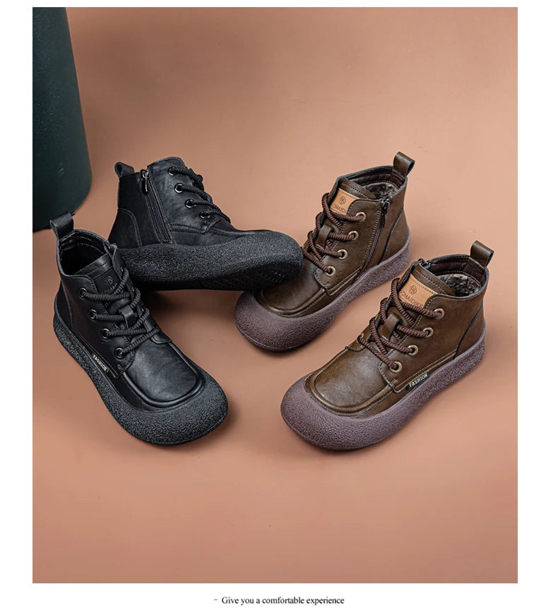 Paar Damen-Ankle-Boots: schwarze und braune Schnürstiefel mit flacher Sohle.