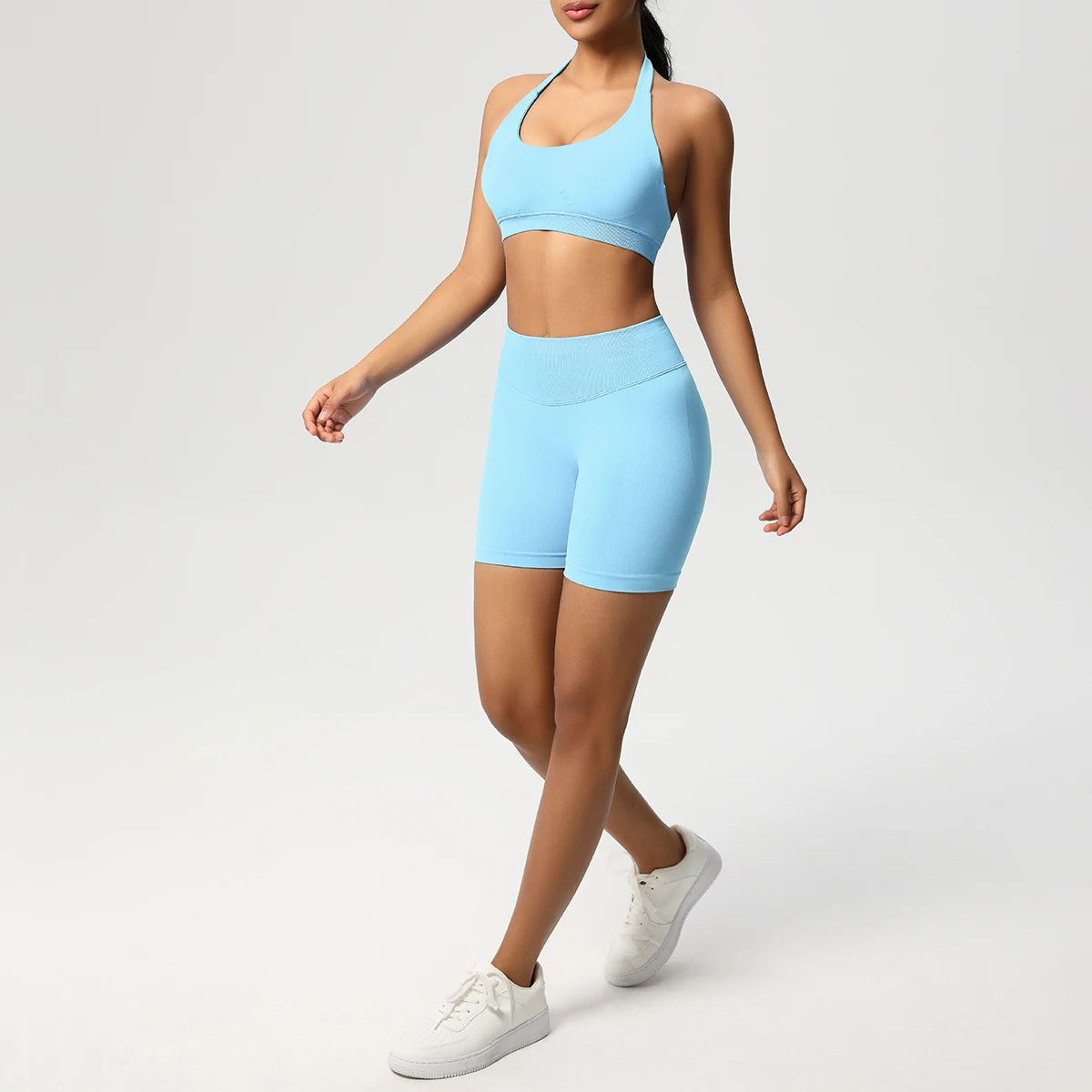 Nahtloses Yoga-Set mit Push-up-BH und Shorts, hellblau, Frontansicht