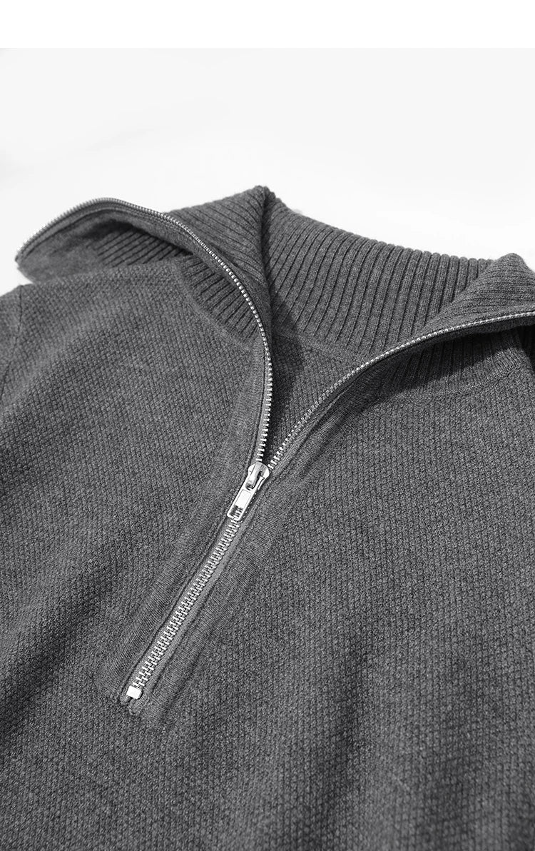 Graues Strickteil mit Reißverschluss und geripptem, hochstehendem Rollkragen