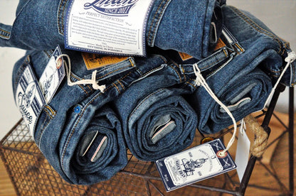 Männer Jeans im Vintage-Stil mit bestickten Patches und zerrissenen Details