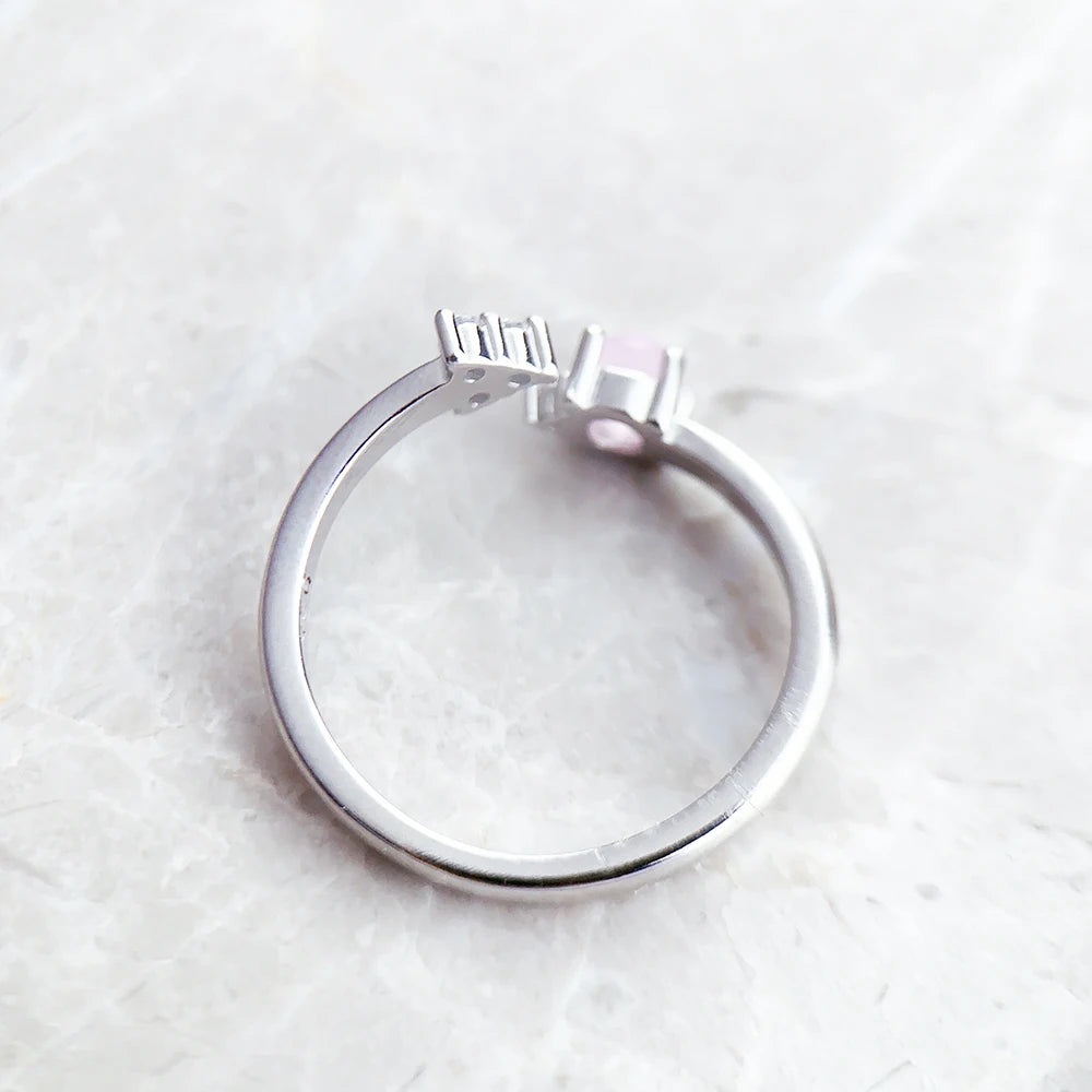Ring von oben: runde Schiene mit rosafarbenem Stein und Zirkonia-Umrandung