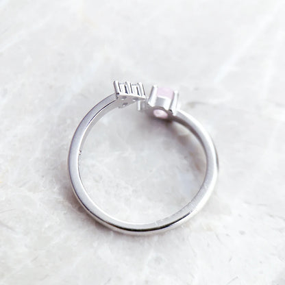 Ring von oben: runde Schiene mit rosafarbenem Stein und Zirkonia-Umrandung
