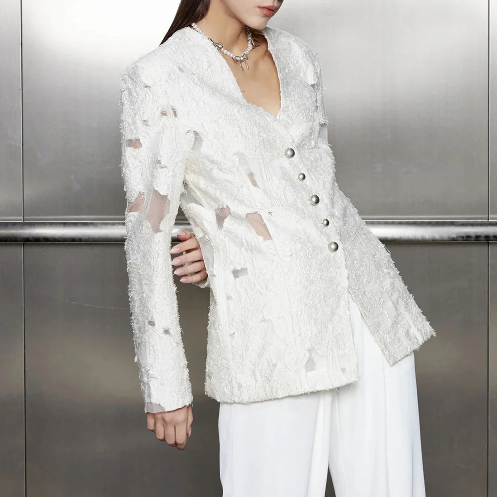 Elegantes trägerloses Minikleid für Damen mit Applikationen und Patchwork-Design – ärmellos und figurbetont mit verspielten Falten.