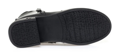 Schwarze Stiefelette mit Profilsohle, Unterseite sichtbar.