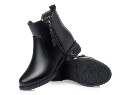 Schwarze Stiefelette mit seitlichem Reißverschluss und Blockabsatz, Profilsohle.