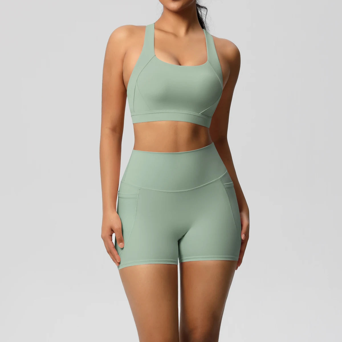 Sportset für Damen: mintgrüner BH und kurze Leggings mit Passform