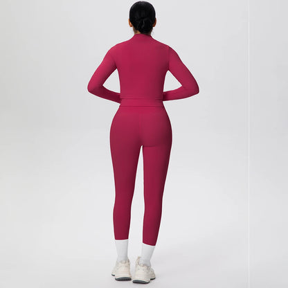 Damen-Yoga-Set bordeauxrot: Rückansicht, offene Jacke über figurbetonten Leggings