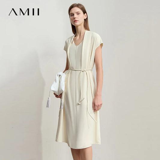 Beiges Midikleid mit Taillenband, kurzem Ärmel und Rundhalsausschnitt
