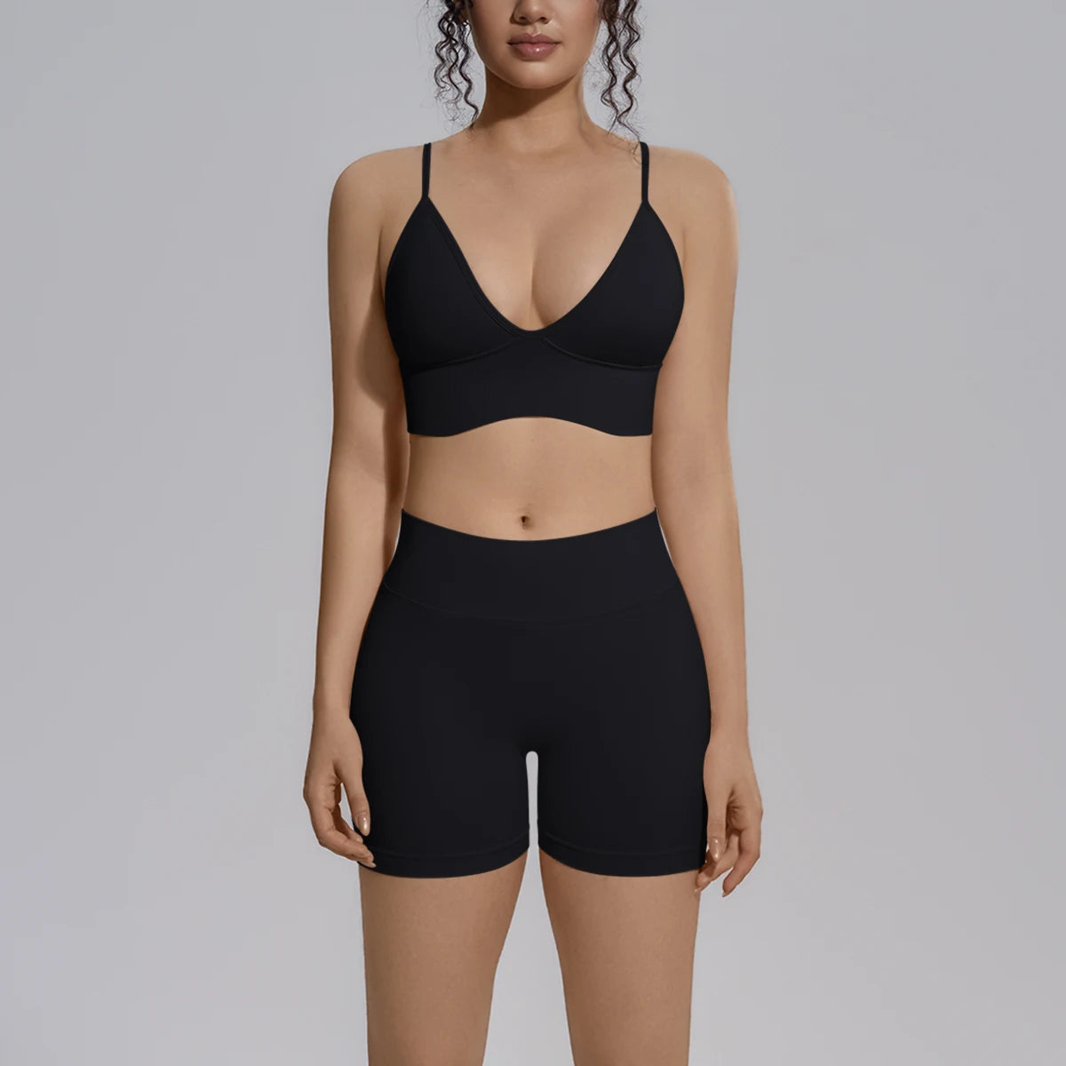 Schwarzes Yoga-Set mit Bustier und High-Waist-Shorts