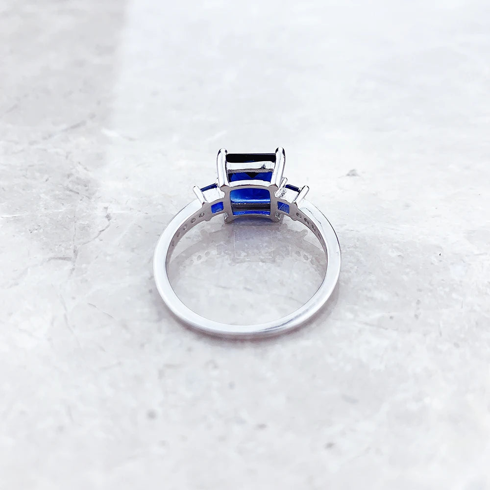 Silberner Ring mit quadratischem blauem Stein, Ansicht der Fassungen