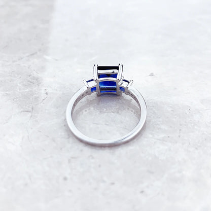 Silberner Ring mit quadratischem blauem Stein, Ansicht der Fassungen