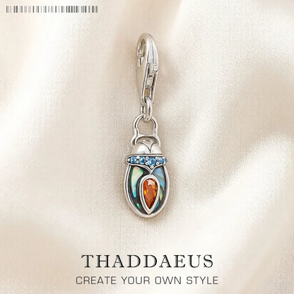 Käfer-Dangle-Anhänger aus 925er Silber mit blau-grauer Einfassung und orangefarbenem Stein