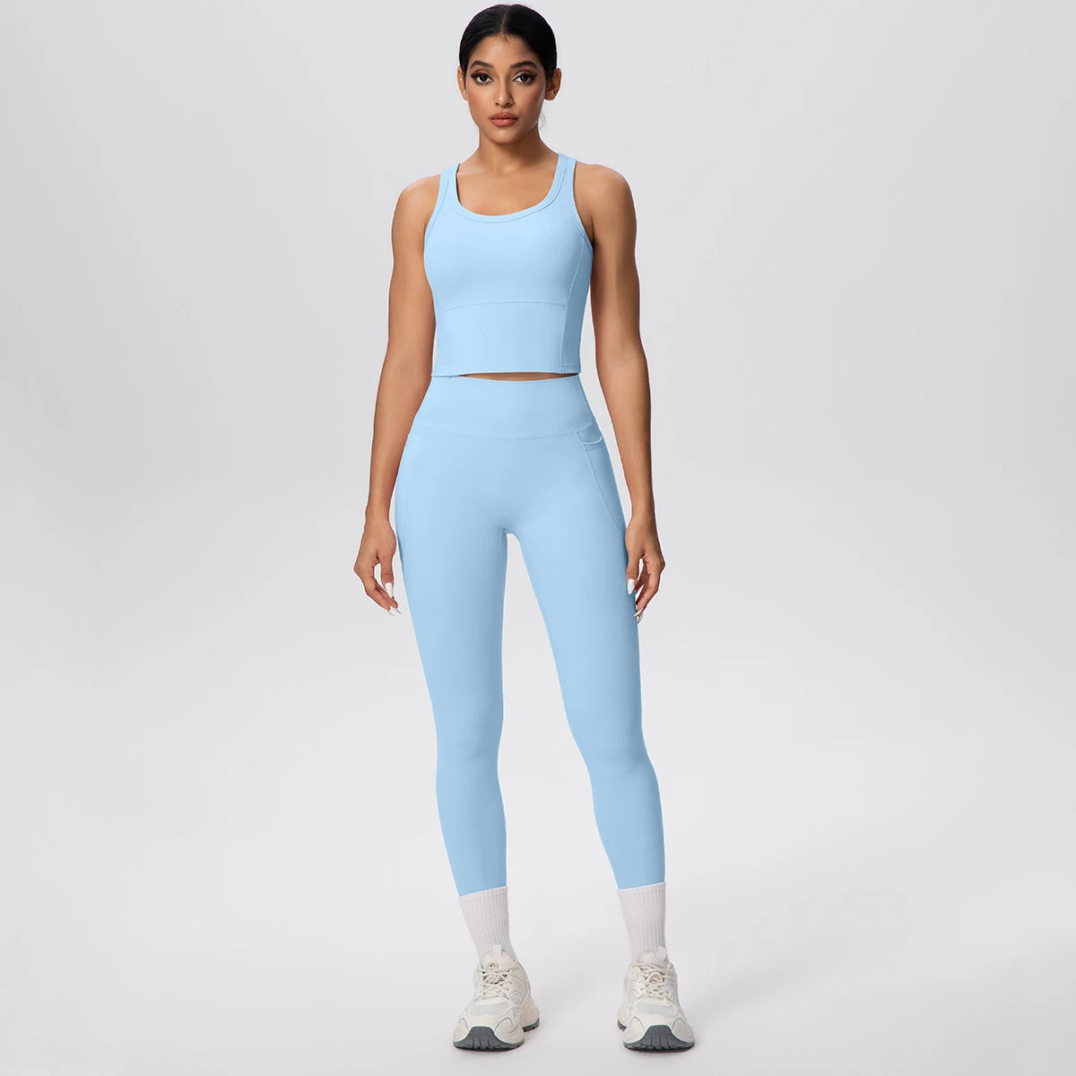 Damen-Yoga-Set in Hellblau: frontales Crop-Top und High-Waist Leggings mit Kontrastdetails