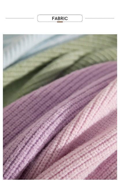 Strickstoff-Detail mit Rippenstruktur in Flieder, Grün und hellem Lila