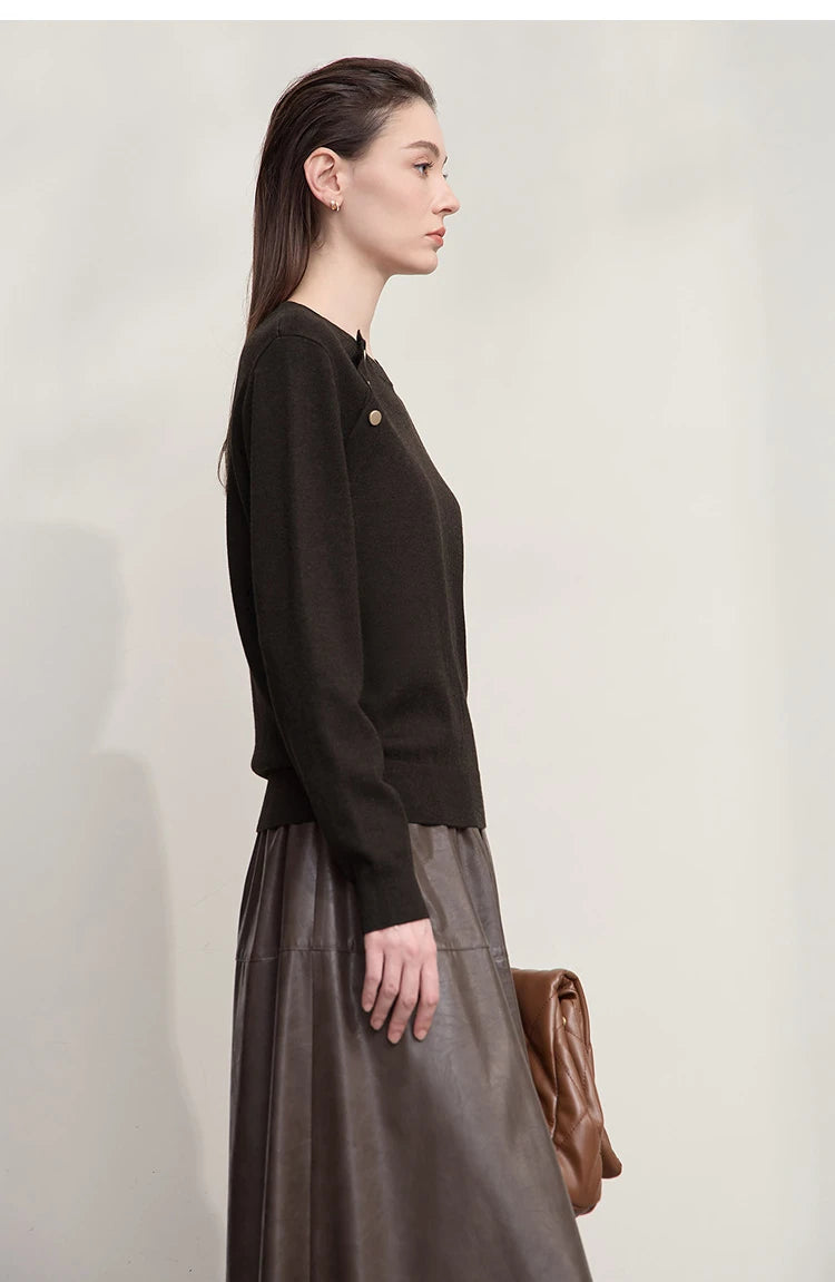 Damenpullover in Schwarz, lockere Passform, lange Ärmel mit Knopfdetail an der Schulter
