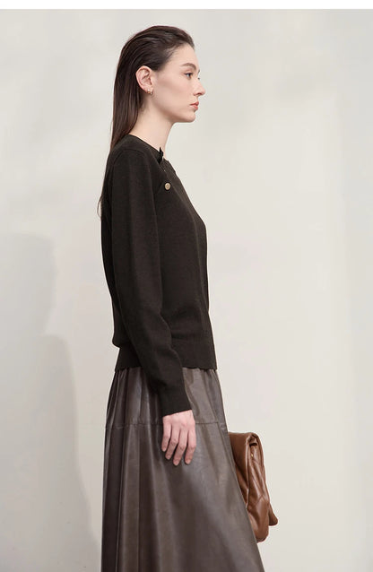 Damenpullover in Schwarz, lockere Passform, lange Ärmel mit Knopfdetail an der Schulter