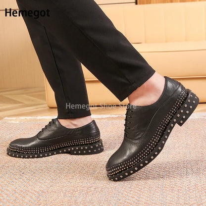 Herren-Schnürschuh in Schwarz mit Nietenbesatz an der Plattform und flacher Absatzform