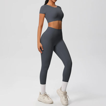 Yoga-Set mit kurzem Sporttop und Leggings in Graphitgrau, moderne Nahtführung.