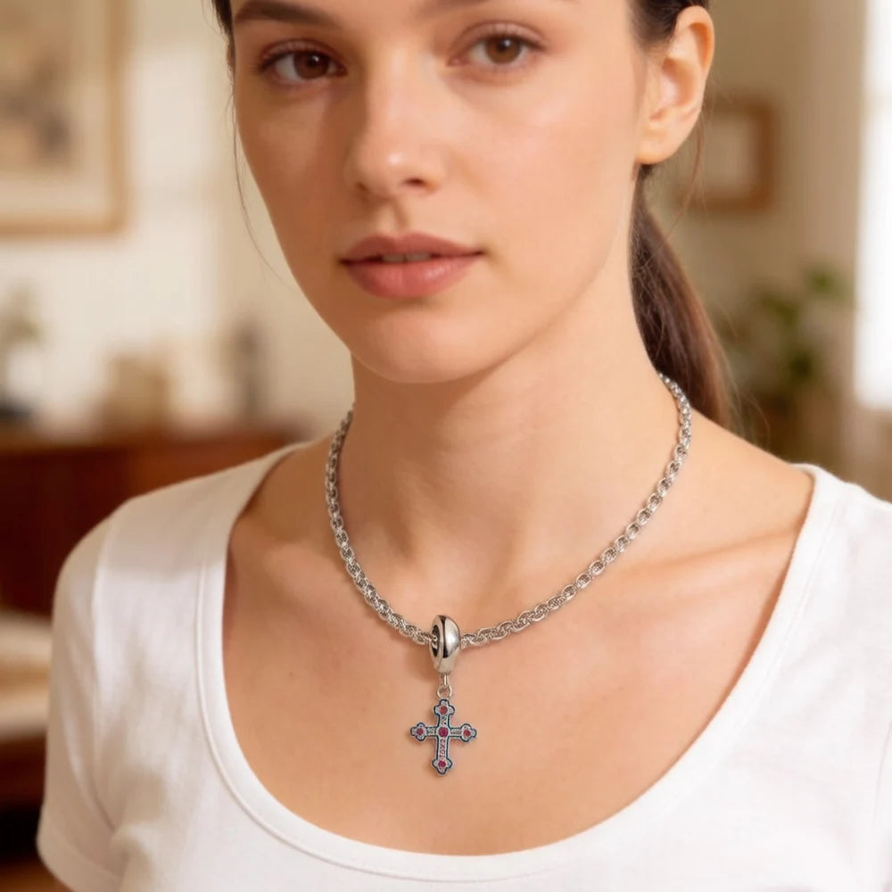 Silberkette mit Kreuz-Anhänger, blau-lila Emaille, am Hals getragen