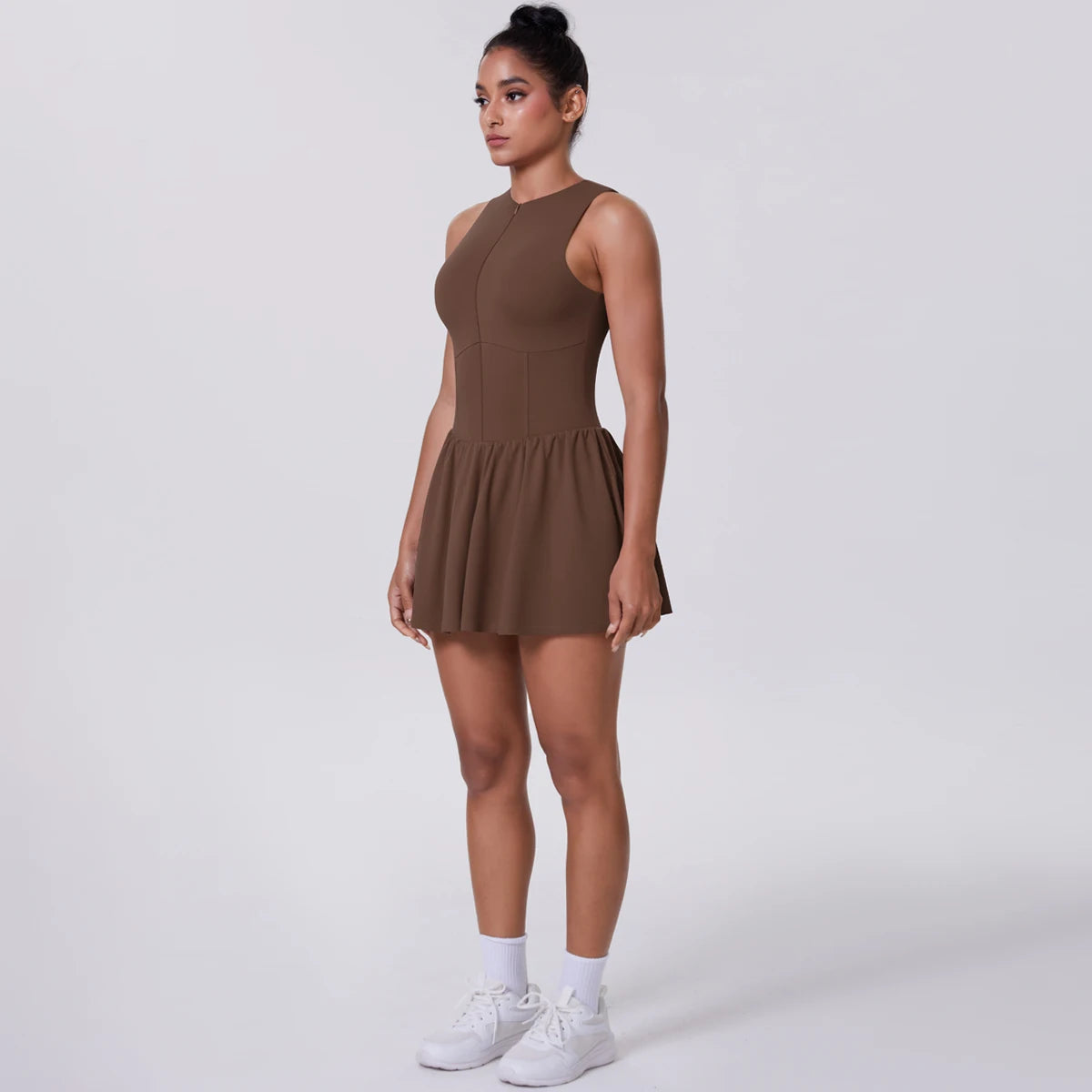 Yoga-Overall mit Tasche, ärmellos, braun, Ganzansicht vorne, gerüschter Rocksaum