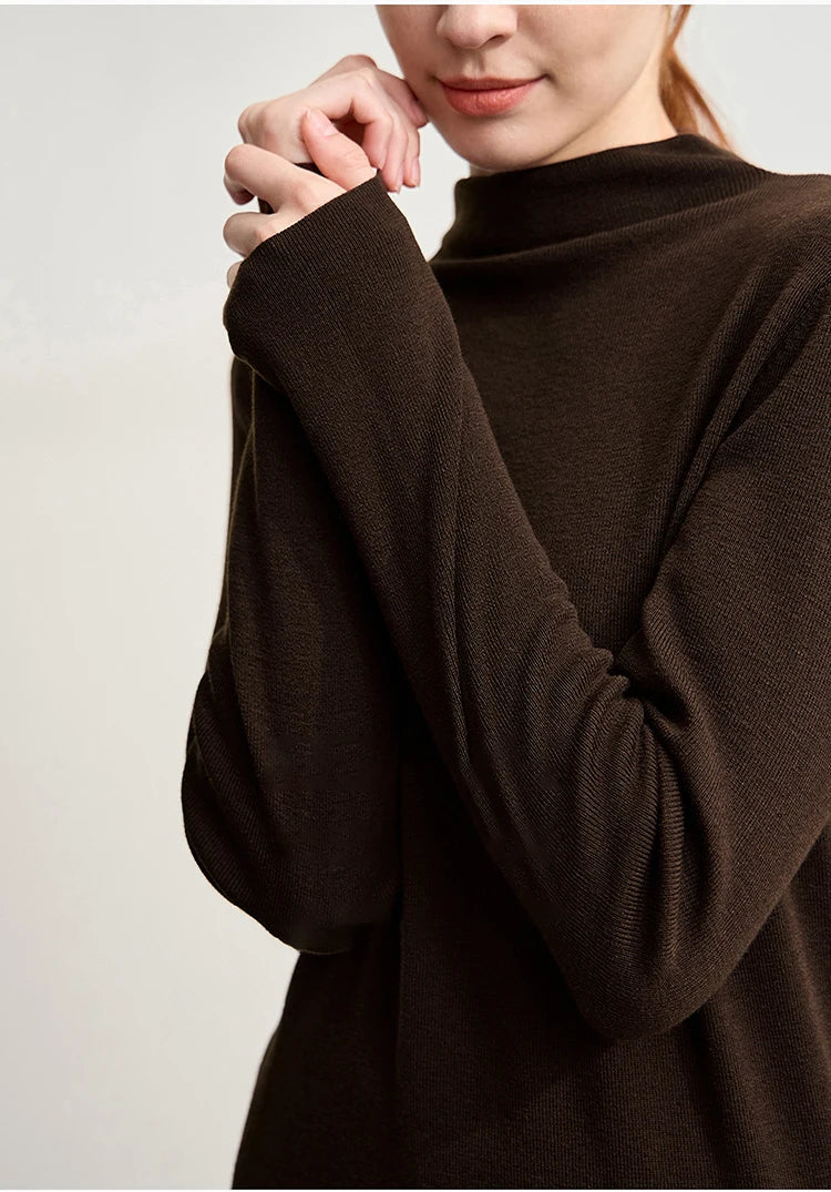 Brauner Damenpullover mit Halb-Rollkragen, weite Ärmel und gerafftem Ärmelende