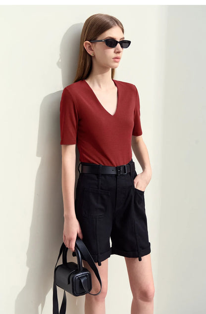 Damen T-Shirt im Minimalismus-Stil mit V-Ausschnitt und halben Ärmeln