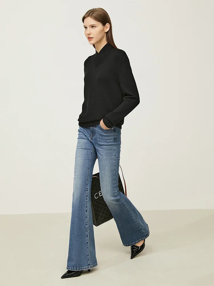Schwarzer Damen-Pullover mit Stehkragen, langen Ärmeln und geradem Saum