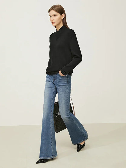 Schwarzer Damen-Pullover mit Stehkragen, langen Ärmeln und geradem Saum
