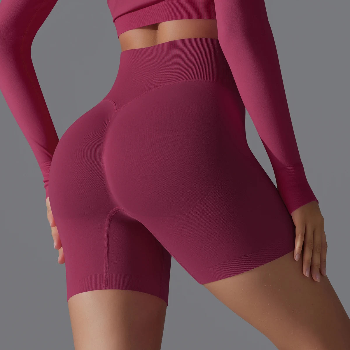 Bordeauxfarbene Sportshorts für Damen mit Scrunch-Effekt und breitem Bund, eng