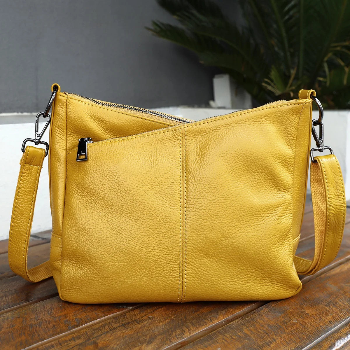 Damen-Schultertasche aus Leder schwarz großzügige Kapazität mit Reißverschluss Innenfach Alltagsbegleiter
