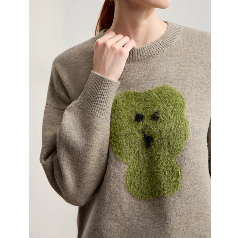 Damenpullover aus Strick, beigegrauer Ton, Detailansicht Teddy-Applikation, langer Ärmel