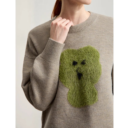 Damenpullover aus Strick, beigegrauer Ton, Detailansicht Teddy-Applikation, langer Ärmel