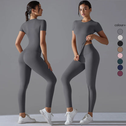 Damen-Gym-Set in Silbergrau: enges T‑Shirt und 7/8-Leggings, vorne und hinten sichtbar