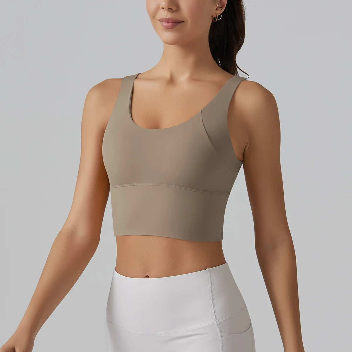 Yoga-Tanktop aus Nylon mit Rundhalsausschnitt und breiten Trägern, taupebraun