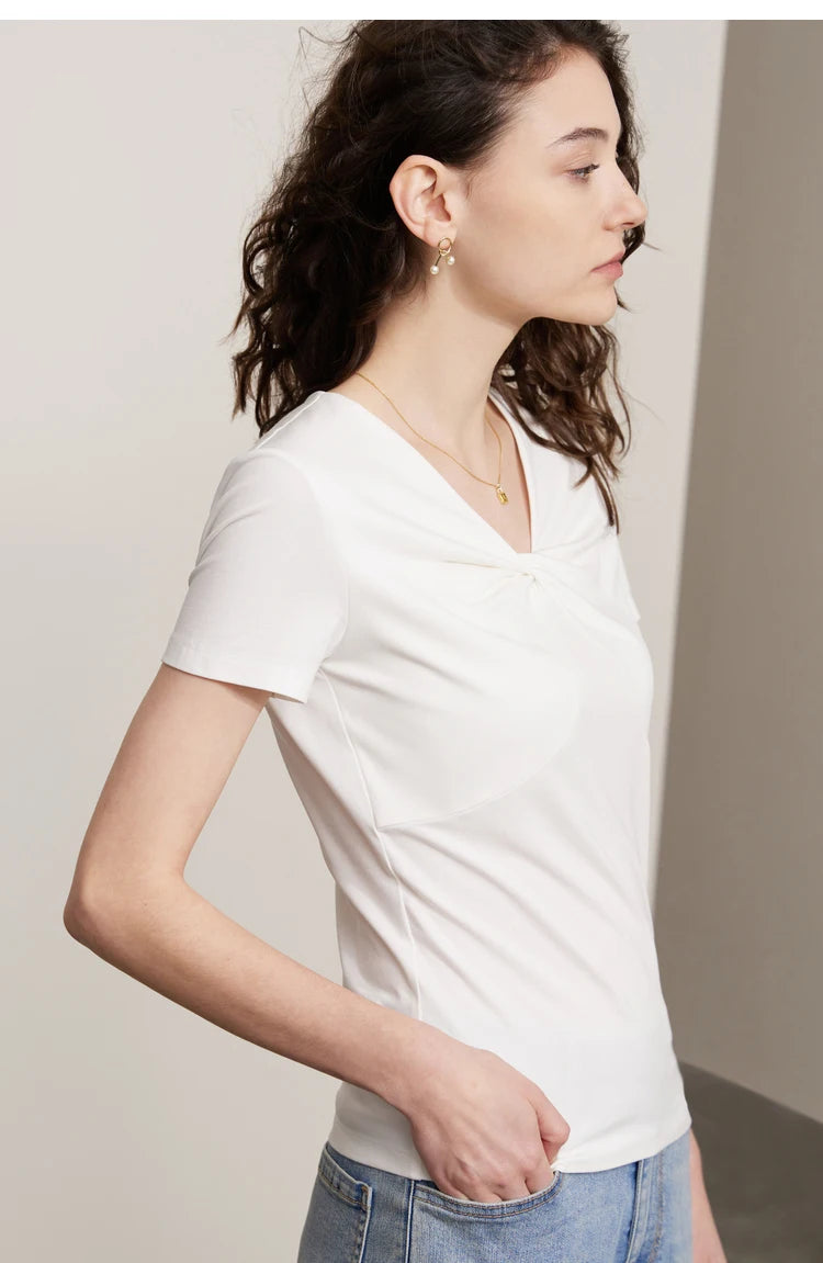 Damen T-Shirt im Minimalismus-Stil mit V-Ausschnitt und dünnem Design