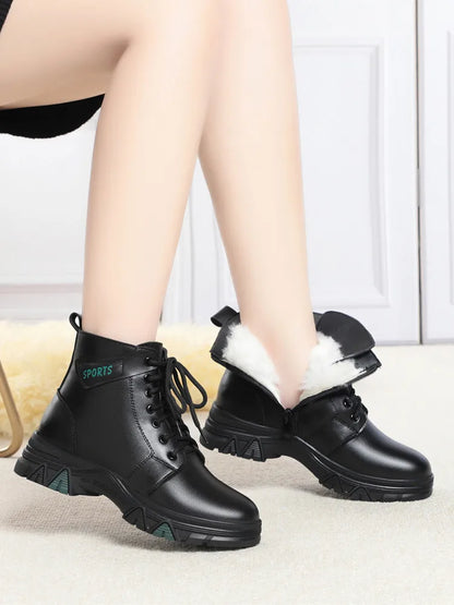 Schwarzer Winterstiefel mit Schnürung und Wollfutter oben, Blick auf die Füße