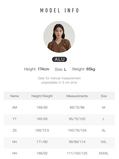 Elegantes Damen-T-Shirt in Weiß mit einzigartigem Design und vielseitigem Kragen – ideal für den Sommer.